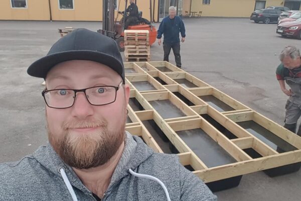 Snart är grunden på flotten klar!!!